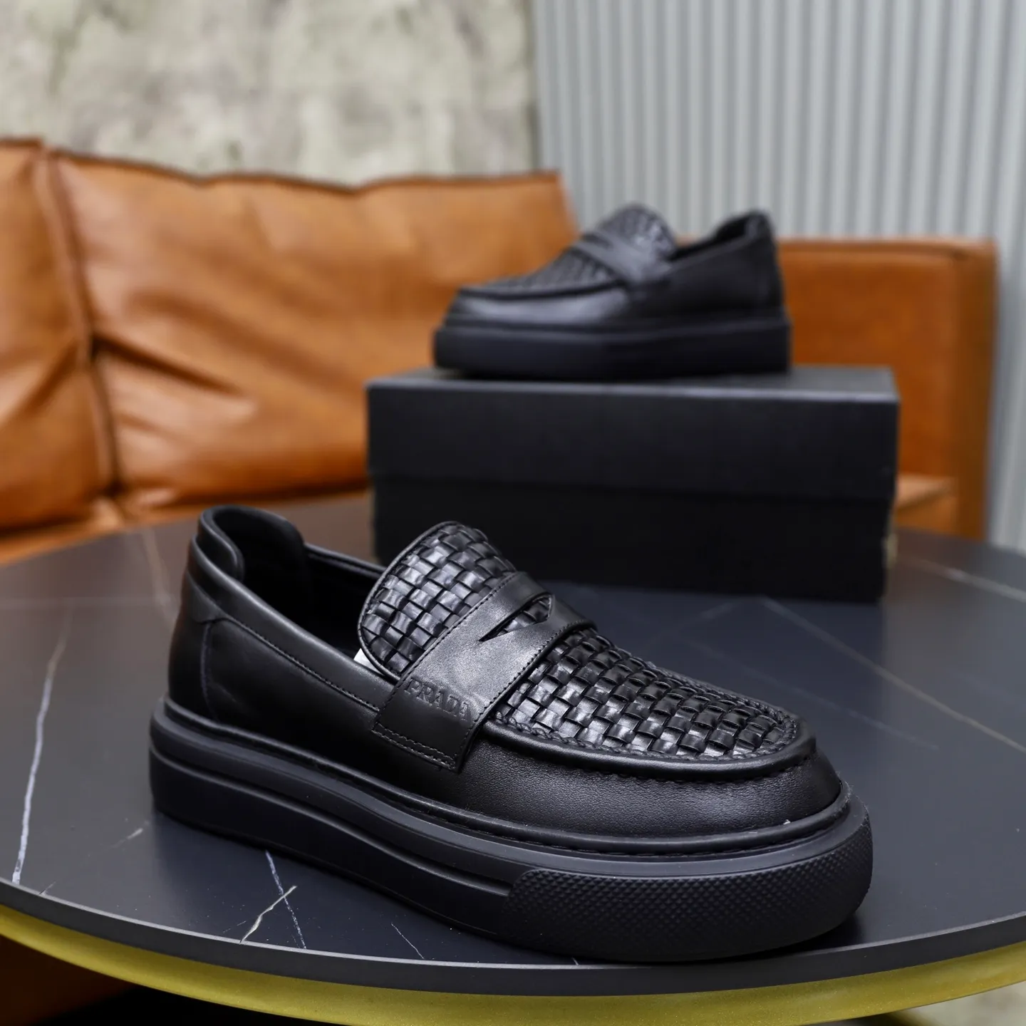 Ex-factory price: 500💰🙅‍♂️🙅‍♂️🙅‍♂️ Brand: PRADA Standard code: Men's code 38-44 (45 can be customized) Grade: Same style as the official website Original order quality Material: Original cowhide surface Comfortable lining Original outsole Style category: Men's fashionable casual leather shoes Distinguished big-name luxury elements Top luxury Color: Color of the actual picture